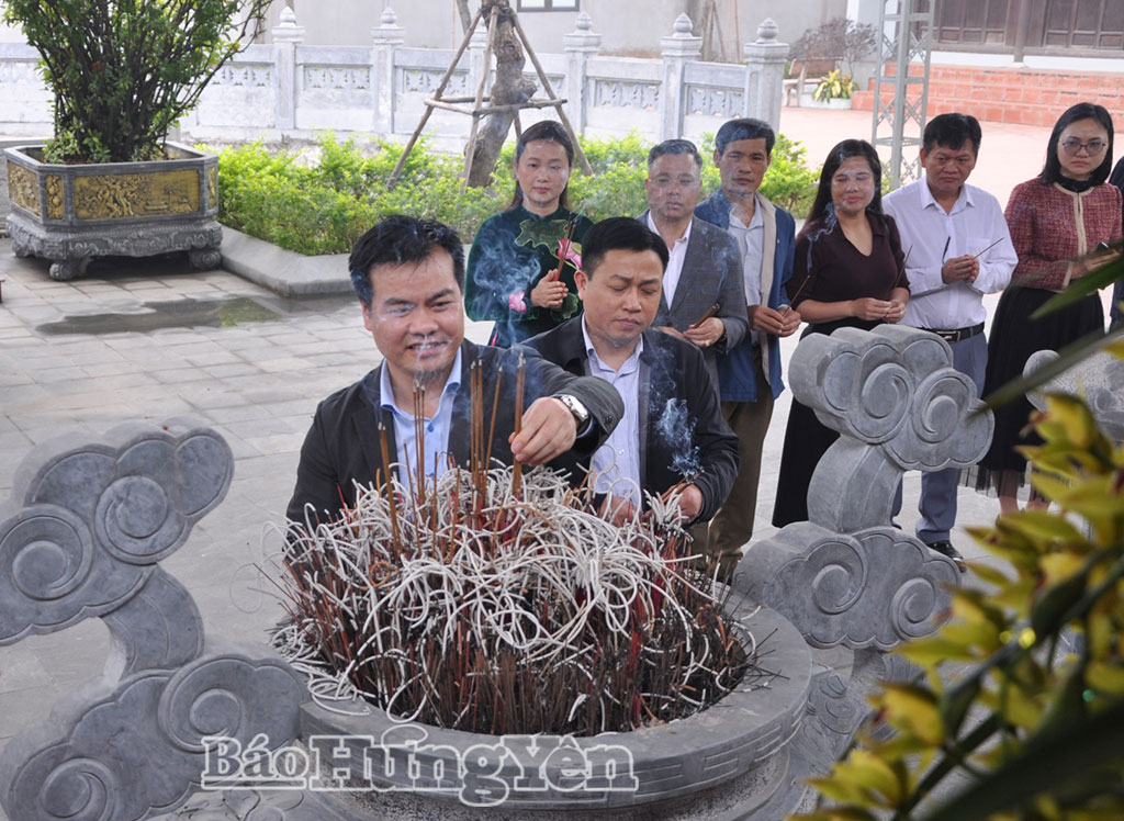 Lãnh đạo xã Việt Tiến và các đại biểu dâng hương trước anh linh bà Hoàng Thị Loan.