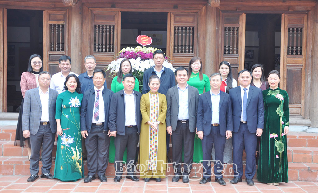 Các đại biểu chụp ảnh lưu niệm tại Nhà tưởng niệm bà Hoàng Thị Loan, thân mẫu Chủ tịch Hồ Chí Minh.