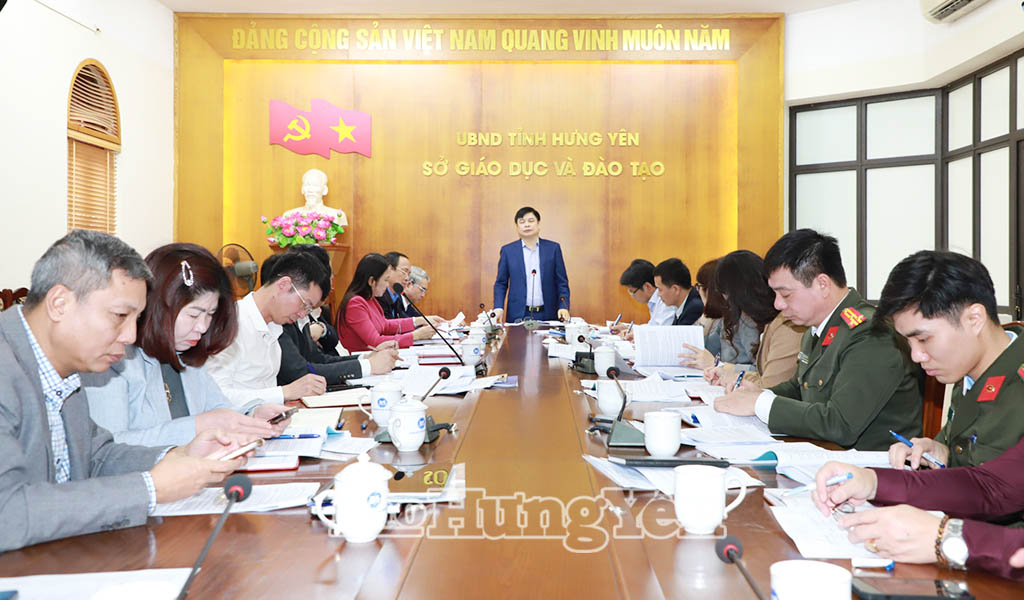 Đồng chí Phó Chủ tịch UBND tỉnh Phạm Văn Nghiêm phát biểu chỉ đạo tại hội nghị.