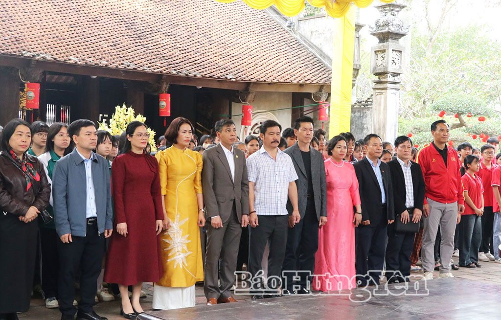 Các đại biểu và các em học sinh tham gia dâng hương tưởng niệm các vị vua triều Trần.