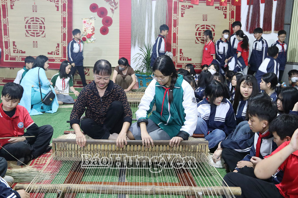 Học sinh trải nghiệm dệt chiếu cói tại thôn Vũ Hạ (xã Phụ Dực).