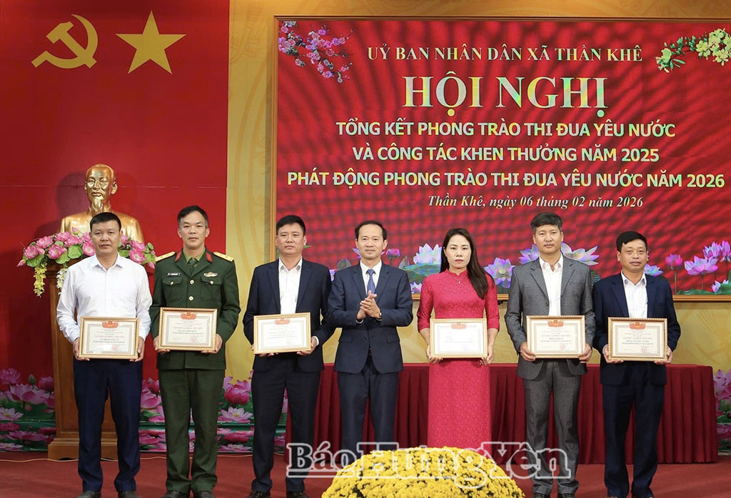 Lãnh đạo Đảng ủy xã Thần Khê trao thưởng cho các tập thể, cá nhân tiêu biểu trong các phong trào thi đua.