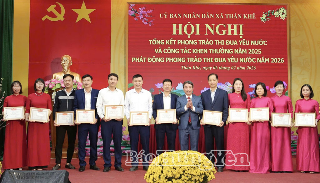 Lãnh đạo UBND xã Thần Khê trao thưởng cho các tập thể, cá nhân tiêu biểu trong các phong trào thi đua.