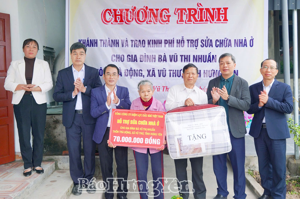 Trao kinh phí hỗ trợ sửa chữa nhà ở cho gia đình bà Vũ Thị Nhuần, thôn Trà Động.