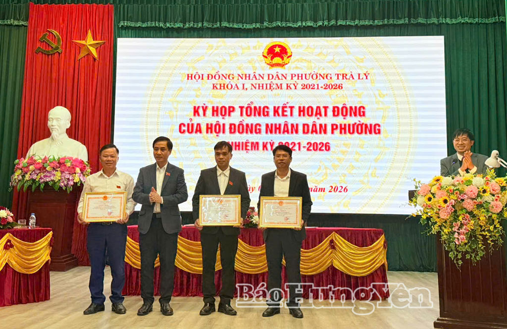Lãnh đạo phường Trà Lý tặng giấy khen cho các tập thể, cá nhân.