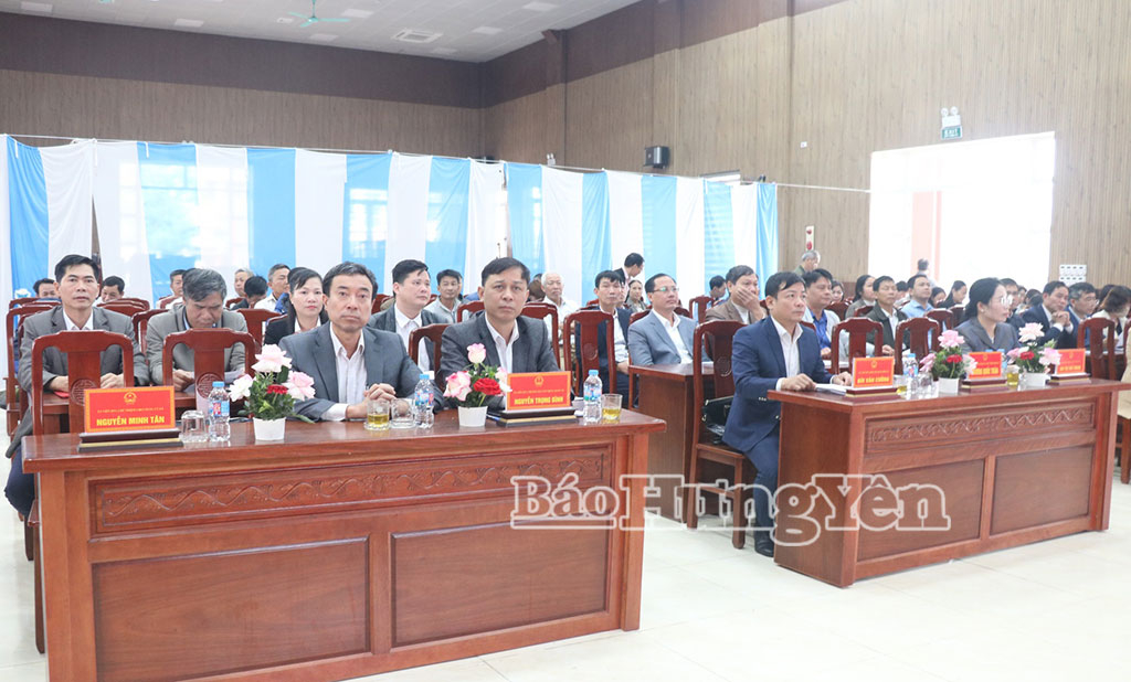Các đại biểu dự kỳ họp HĐND xã Tân Hưng.