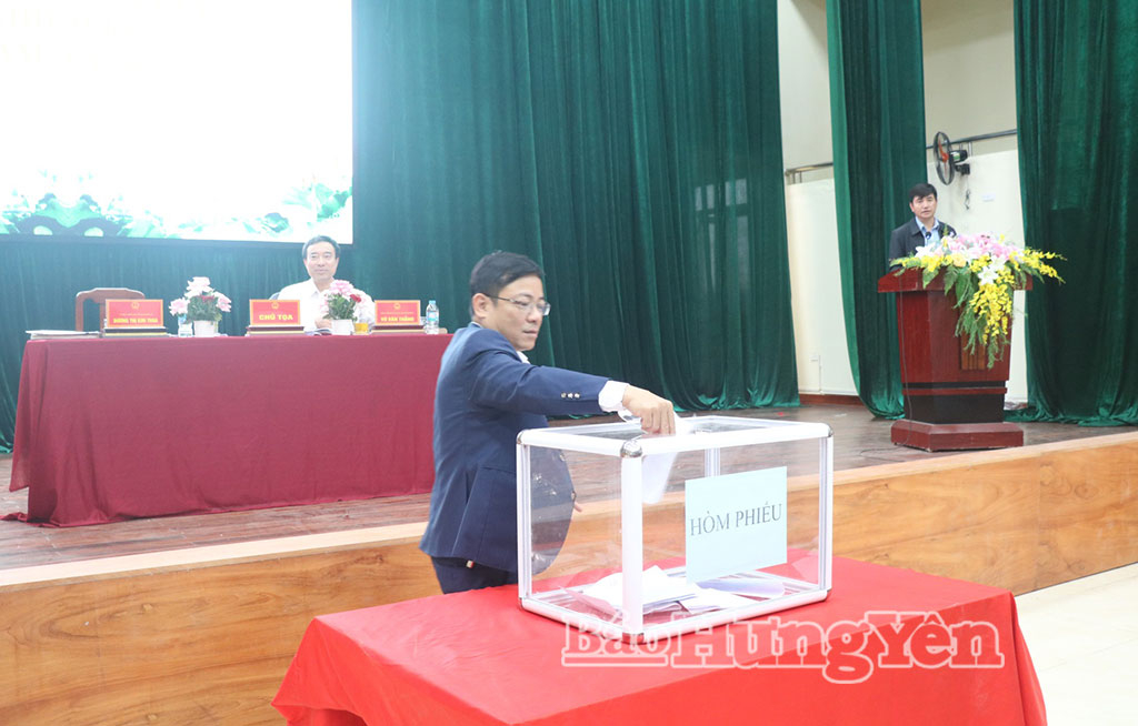 Các đại biểu bỏ phiếu về việc bầu bổ sung Ủy viên UBND xã Tân Hưng.
