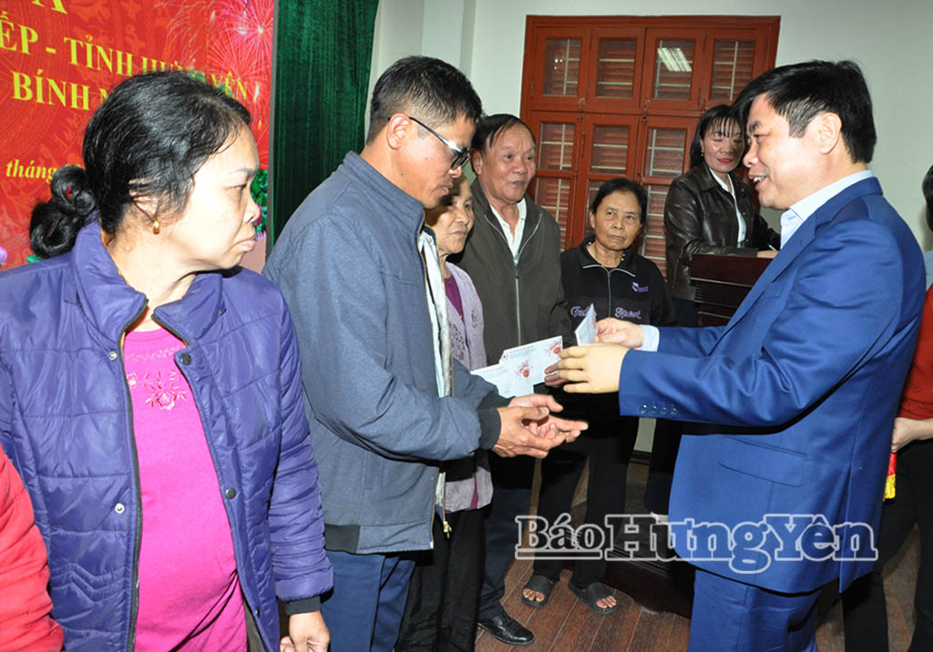 Đồng chí Phạm Văn Nghiêm, Phó Chủ tịch UBND tỉnh trao quà Tết cho các nạn nhân chất độc da cam tại xã Quang Hưng.