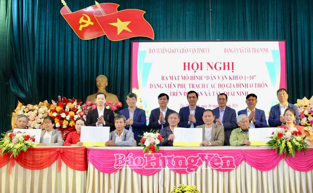 Các đại biểu chứng kiến đảng viên và các hộ dân ký cam kết thực hiện mô hình “Dân vận khéo 1+10”.