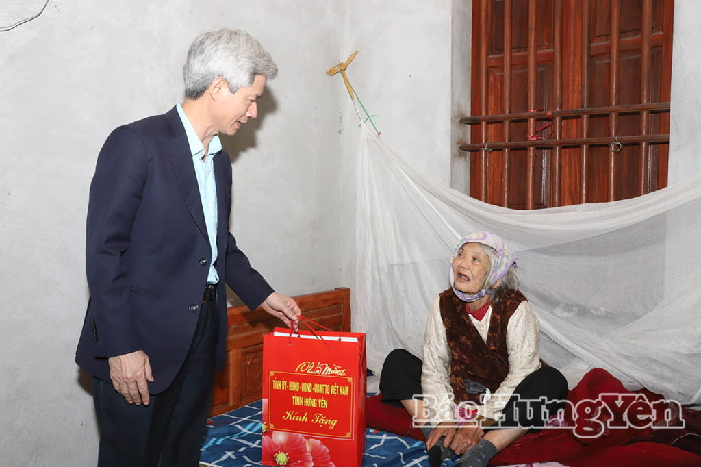 Đồng chí Đào Hồng Vận, Ủy viên Ban Thường vụ Tỉnh ủy, Trưởng đoàn Đại biểu Quốc hội tỉnh, Giám đốc Sở Nội vụ trao quà tặng bà Tô Thị Gái, vợ liệt sĩ (thôn Lê Cao). 