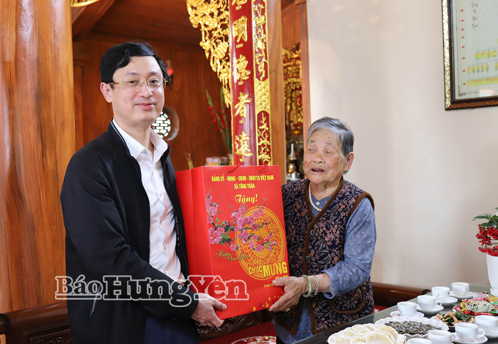 Lãnh đạo xã Tống Trân trao quà tặng đảng viên Phạm Thị Hồng (thôn Trà Dương, xã Tống Trân).