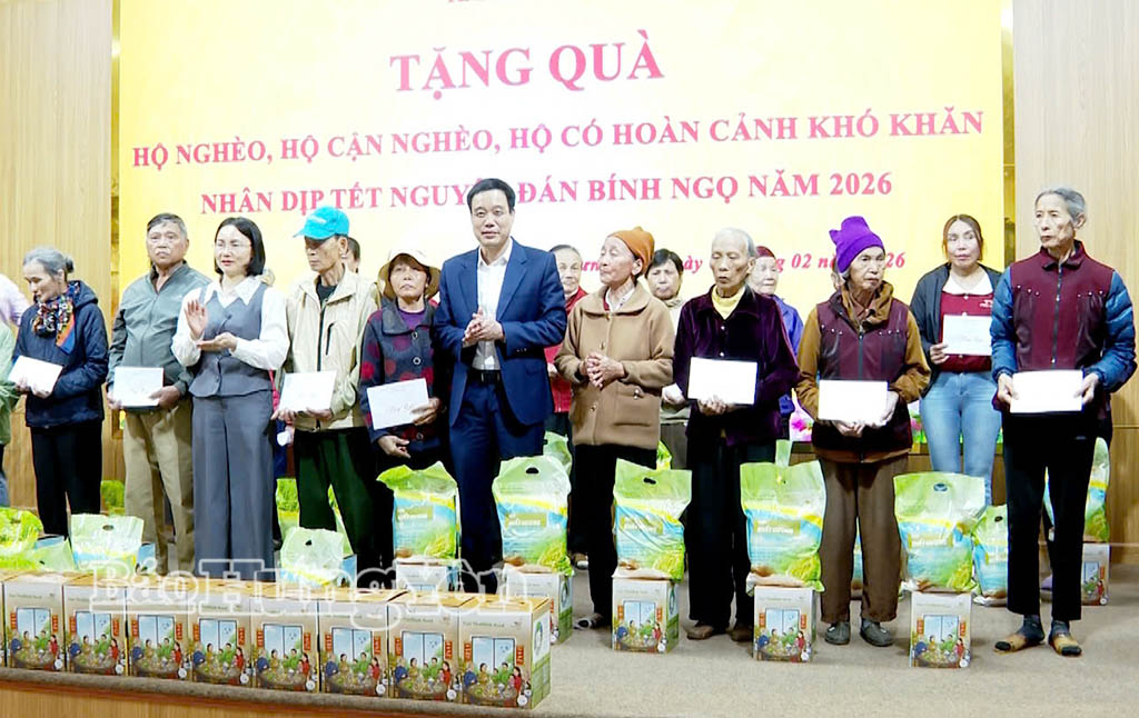 Lãnh đạo  phường Trần Hưng Đạo trao quà Tết tặng hộ nghèo, hộ cận nghèo, gia đình có hoàn cảnh khó khăn.
