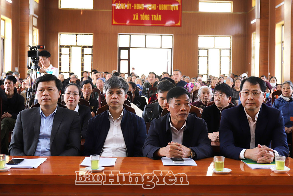 Đồng chí Trần Quốc Toản, Phó Bí thư Thường trực Tỉnh ủy, Chủ tịch Ủy ban MTTQ Việt Nam và các đại biểu dự chương trình trao quà tặng hộ nghèo, hộ cận nghèo, hộ có hoàn cảnh khó khăn ở xã Tống Trân.