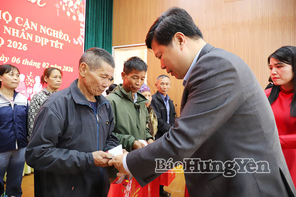 Đồng chí Trần Quốc Toản, Phó Bí thư Thường trực Tỉnh ủy, Chủ tịch Ủy ban MTTQ Việt Nam tỉnh trao quà tặng hộ nghèo, hộ cận nghèo, hộ có hoàn cảnh khó khăn ở xã Tống Trân.