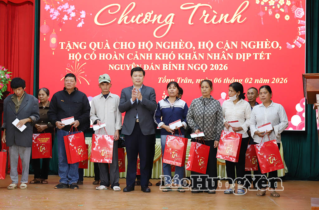 Đồng chí Trần Quốc Toản, Phó Bí thư Thường trực Tỉnh ủy, Chủ tịch Ủy ban MTTQ Việt Nam tỉnh trao quà tặng hộ nghèo, hộ cận nghèo, hộ có hoàn cảnh khó khăn ở xã Tống Trân.