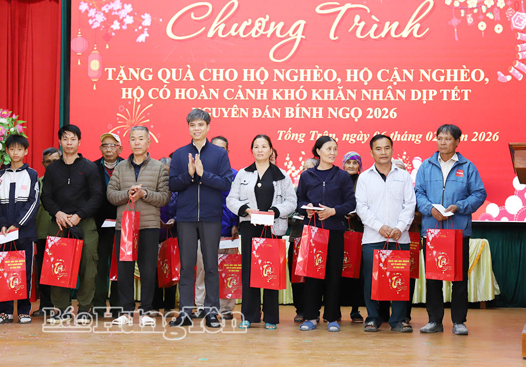 Đồng chí Nguyễn Văn Chiến, Ủy viên Ban Thường vụ, Trưởng ban Tuyên giáo và Dân vận Tỉnh ủy trao quà tặng hộ nghèo, hộ cận nghèo, hộ có hoàn cảnh khó khăn ở xã Tống Trân.