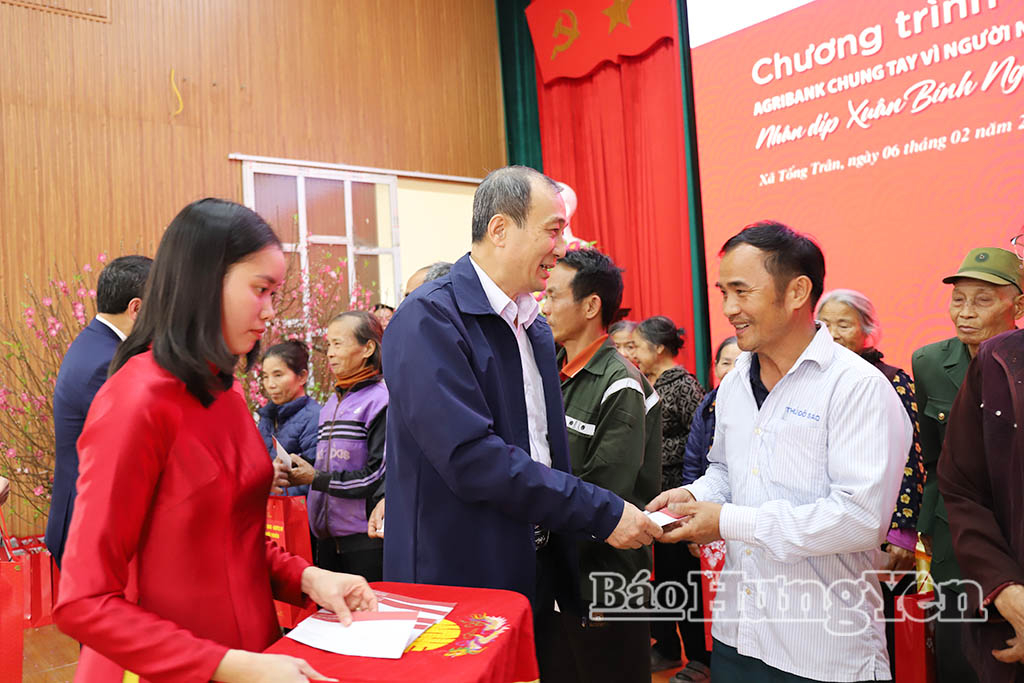 Lãnh đạo Ủy ban MTTQ Việt Nam tỉnh trao quà tặng hộ nghèo, hộ cận nghèo, hộ có hoàn cảnh khó khăn ở xã Tống Trân.