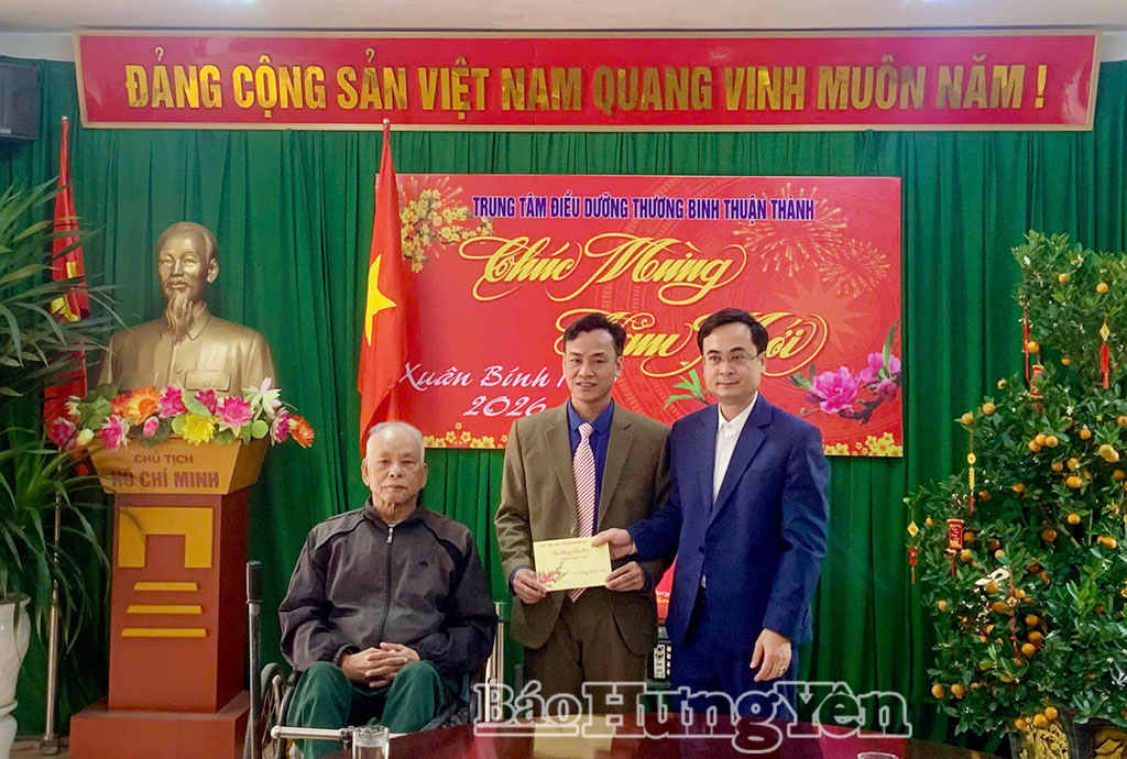 Lãnh đạo Sở Nội vụ trao quà Tết cho các thương binh, bệnh binh nặng tại Trung tâm Điều dưỡng thương binh Thuận Thành (tỉnh Bắc Ninh).