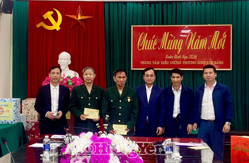 Lãnh đạo Sở Nội vụ trao quà Tết cho các thương binh, bệnh binh nặng tại Trung tâm Điều dưỡng thương binh Kim Bảng (tỉnh Ninh Bình).