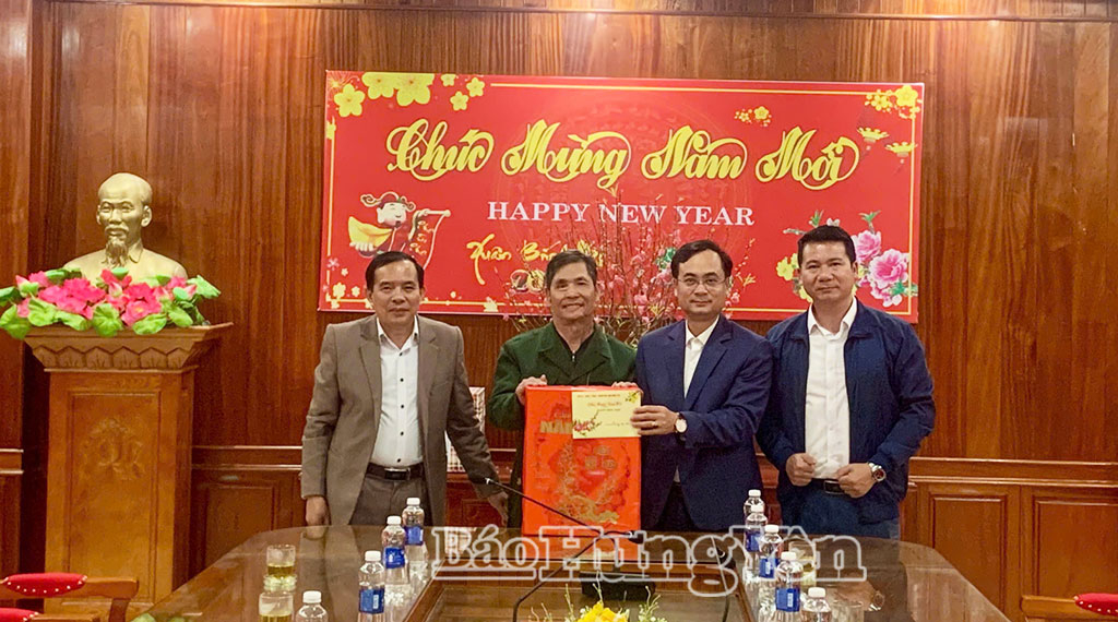 Trao quà Tết cho các thương binh, bệnh binh nặng tại Trung tâm Điều dưỡng thương binh Duy Tiên (tỉnh Ninh Bình).