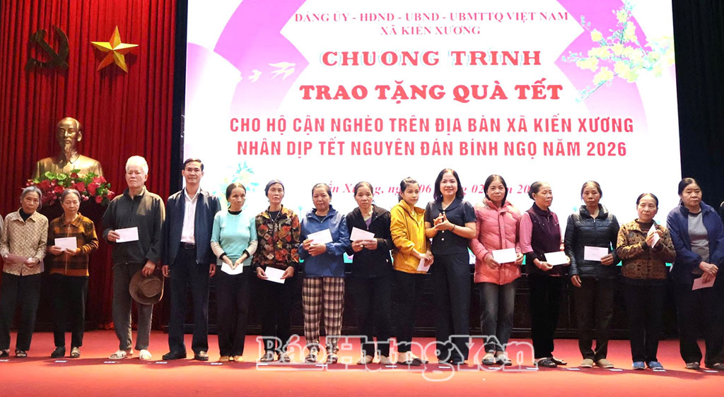 Lãnh đạo xã Kiến Xương trao quà Tết cho các hộ cận nghèo. 