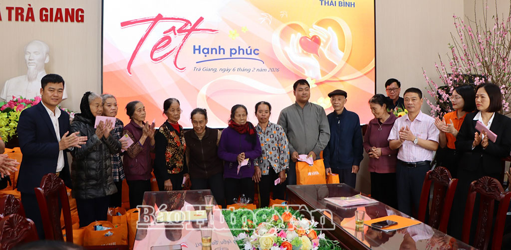 Lãnh đạo xã Trà Giang cùng nhà tài trợ trao quà Tết cho các hộ cận nghèo.