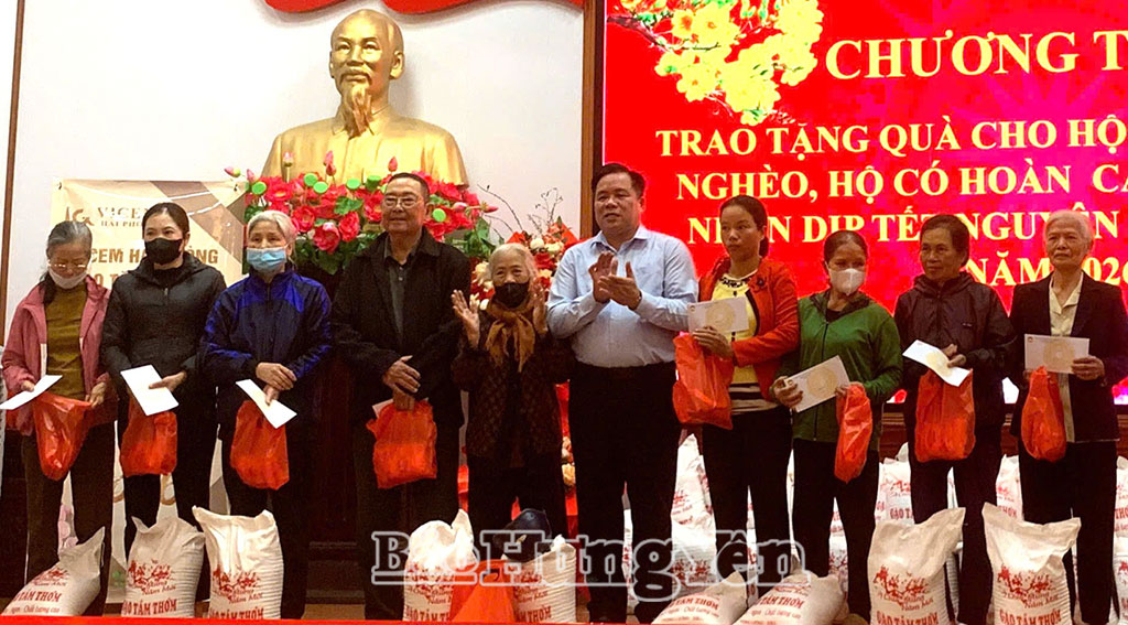 Lãnh đạo xã Lê Lợi trao quà Tết cho các hộ có hoàn cảnh khó khăn.