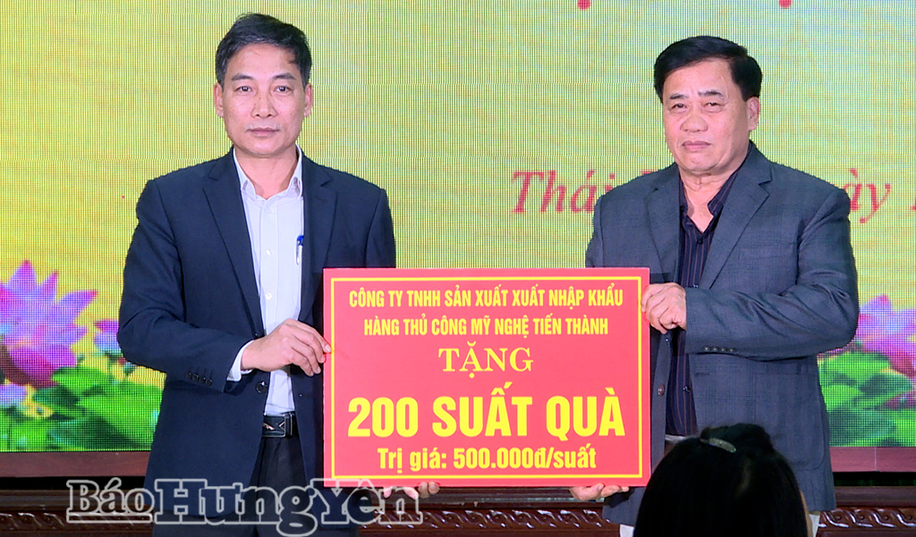 Lãnh đạo phường Thái Bình tiếp nhận quà hỗ trợ của doanh nghiệp cho hộ nghèo, hộ cận nghèo.