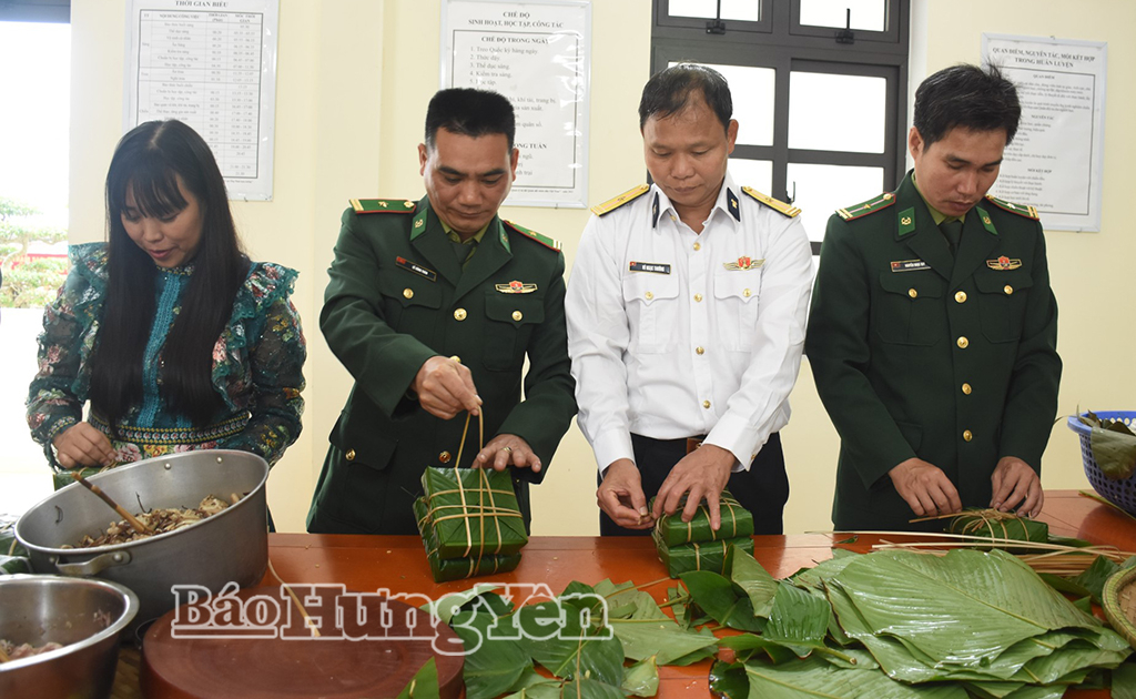 Các chiến sĩ quản lý Trạm ra đa 540, Trung đoàn 351 (Vùng 3 Hải quân) gói bánh chưng đón Tết cổ truyền của dân tộc.
