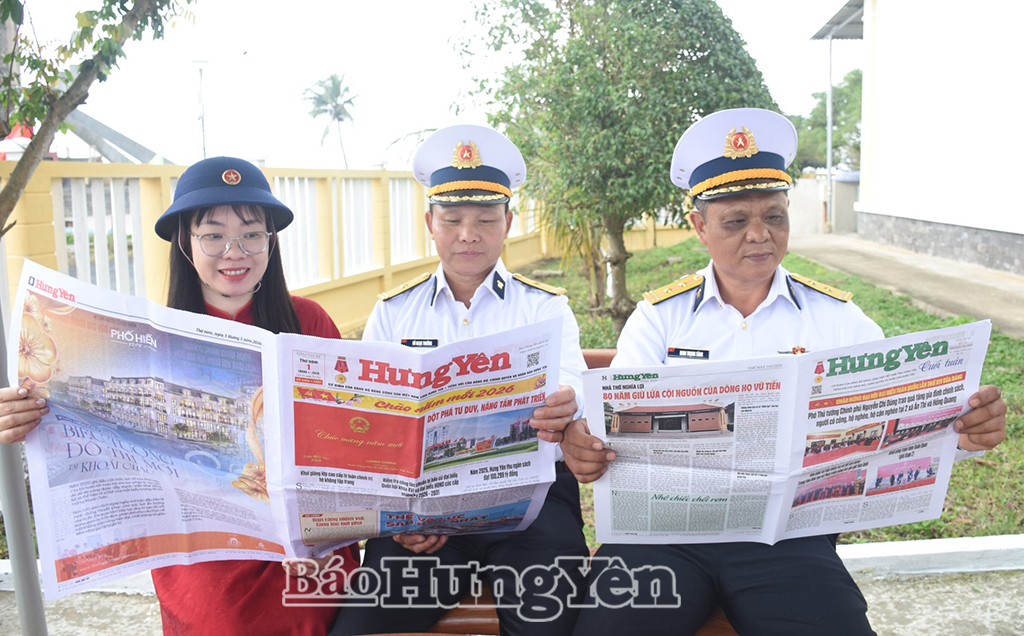 Nhân viên quản lý Trạm ra đa 540, Trung đoàn 351 (Vùng 3 Hải quân) xem báo Hưng Yên.