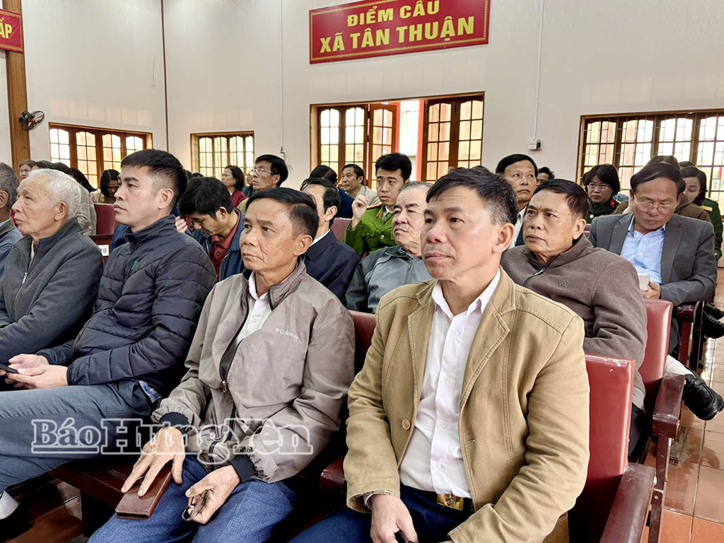 Các đảng viên dự hội nghị tại điểm cầu xã Tân Thuận.