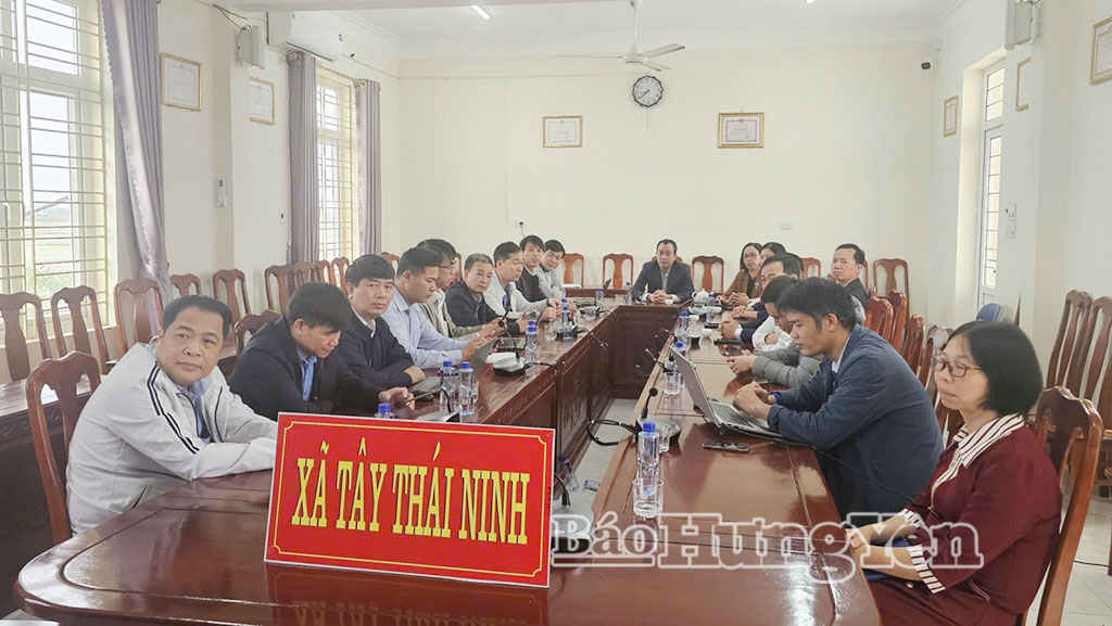 Các đại biểu dự hội nghị tại điểm cầu xã Tây Thái Ninh. (Trịnh Cường)