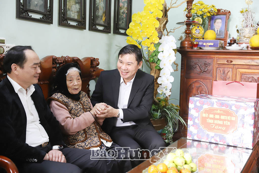 Đồng chí Phó Chủ tịch Thường trực UBND tỉnh Nguyễn Lê Huy ân cần hỏi thăm sức khỏe cụ Lê Thị Nình, tròn 100 tuổi tại phường Hồng Châu.