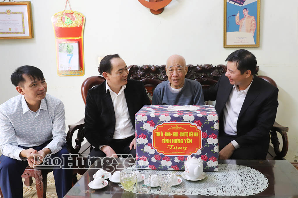 Đồng chí Phó Chủ tịch Thường trực UBND tỉnh Nguyễn Lê Huy và lãnh đạo phường Hồng Châu trao quà Tết tặng bệnh binh Trần Xuân Soạn tại phường Hồng Châu.