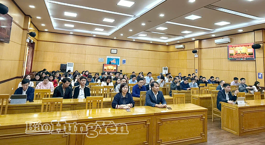 Các đại biểu dự hội nghị tại điểm cầu Công ty Điện lực Hưng Yên.