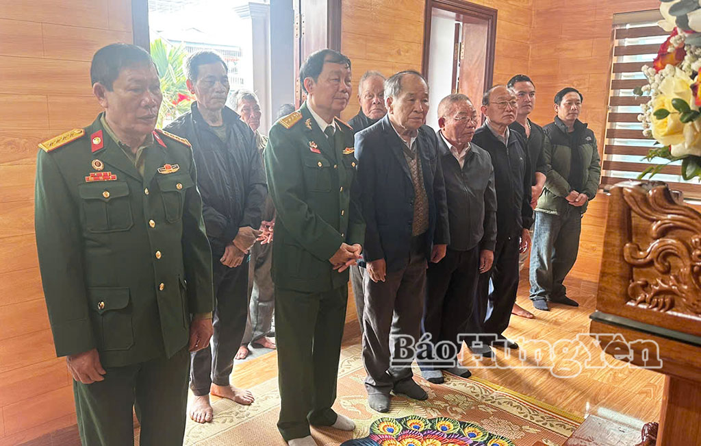 Lãnh đạo Hội Hỗ trợ gia đình liệt sĩ tỉnh, nhà tài trợ cùng gia đình dâng hương tưởng niệm liệt sĩ Trần Nhung.