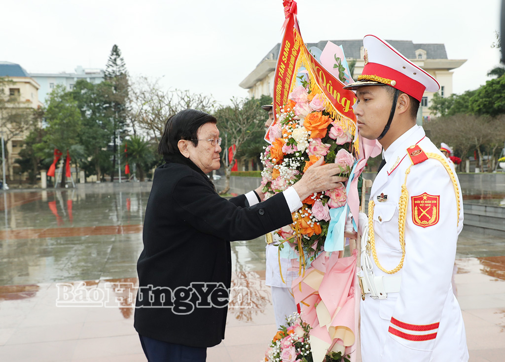 Nguyên Chủ tịch nước Trương Tấn Sang dâng hoa tại Tượng đài Tổng Bí thư Nguyễn Văn Linh (phường Phố Hiến).