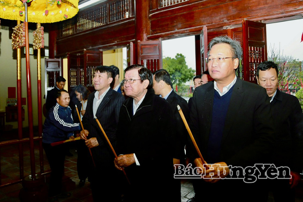 Nguyên Chủ tịch nước Trương Tấn Sang và các đại biểu dâng hương tưởng nhớ Tổng Bí thư Nguyễn Văn Linh tại Khu lưu niệm Tổng Bí thư Nguyễn Văn Linh (xã Nguyễn Văn Linh).