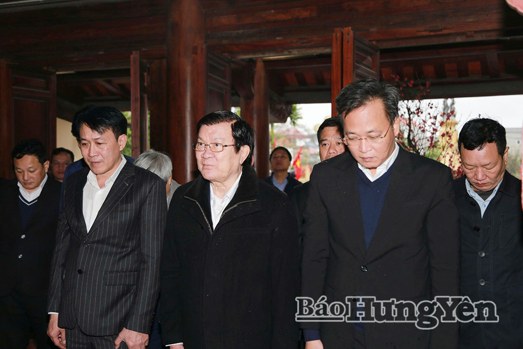 Nguyên Chủ tịch nước Trương Tấn Sang và các đại biểu dâng hương tưởng nhớ Trung tướng Nguyễn Bình tại Nhà tưởng niệm Trung tướng Nguyễn Bình (xã Nguyễn Văn Linh).