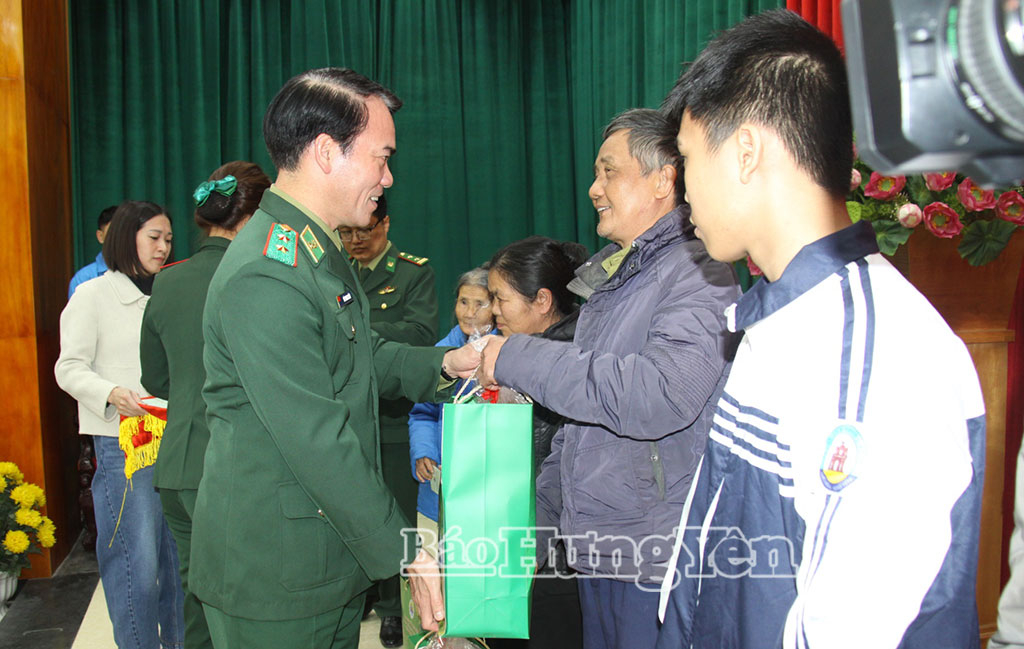 Trung tướng Vũ Trung Kiên, Ủy viên Ban Chấp hành Trung ương Đảng, Tư lệnh Bộ đội Biên phòng trao quà Tết tặng gia đình chính sách, hộ nghèo, hộ cận nghèo và trẻ em có hoàn cảnh khó khăn.