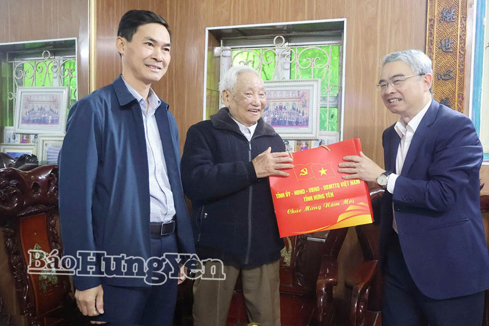 Đồng chí Giám đốc Sở Giáo dục và Đào tạo Phạm Đồng Thụy tặng quà chúc Tết ông Vũ Xuân Hòa.