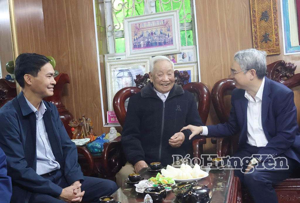 Đồng chí Giám đốc Sở Giáo dục và Đào tạo Phạm Đồng Thụy ân cần hỏi thăm sức khỏe ông Vũ Xuân Hòa.