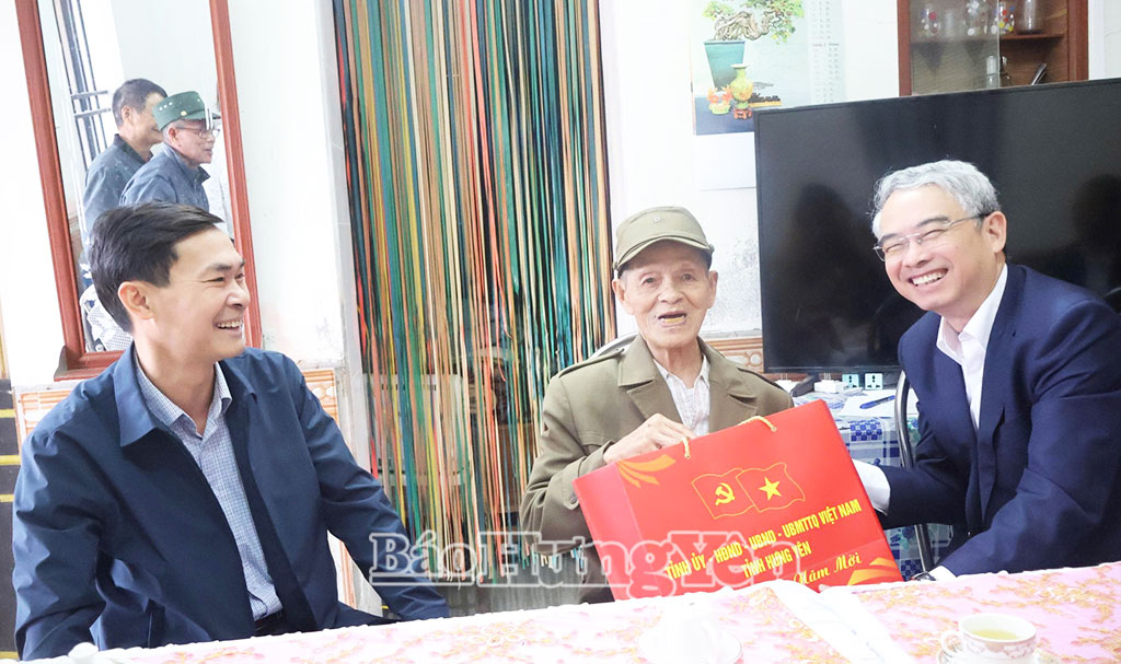 Đồng chí Giám đốc Sở Giáo dục và Đào tạo Phạm Đồng Thụy tặng quà chúc Tết ông Lê Tản, thôn Bắc Sơn.