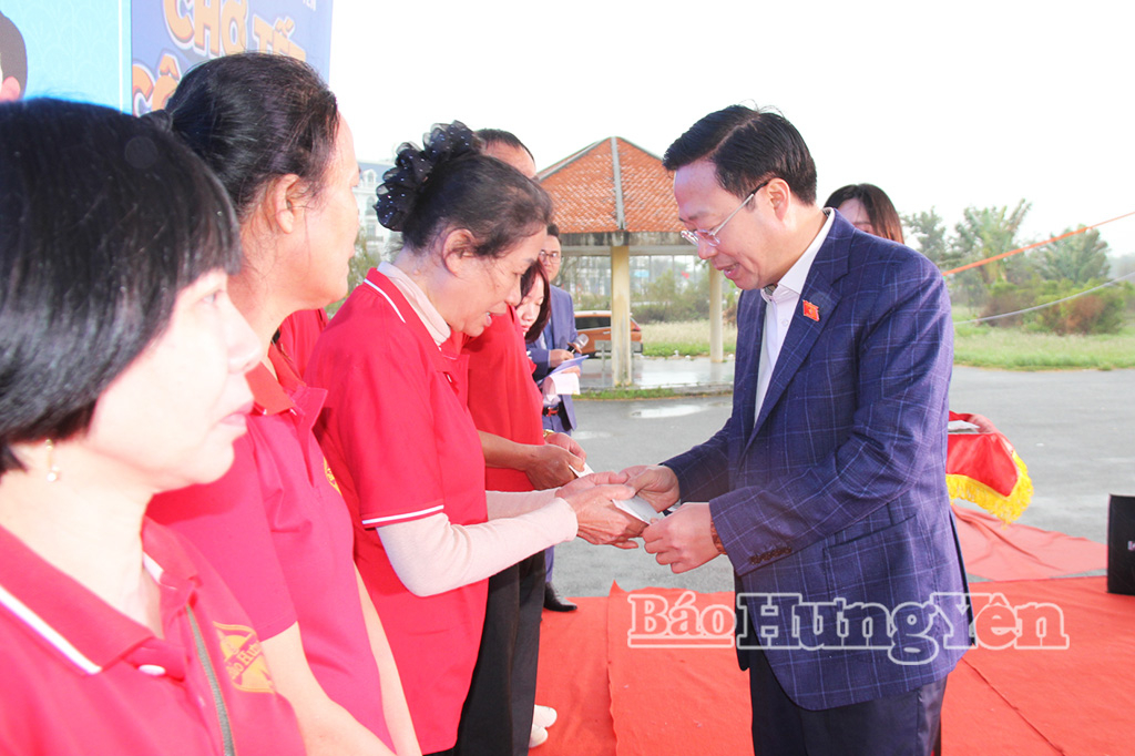 Đồng chí Nguyễn Đại Thắng, Phó Trưởng ban Công tác đại biểu thuộc Ủy ban Thường vụ Quốc hội trao quà Tết tặng người lao động có hoàn cảnh khó khăn.