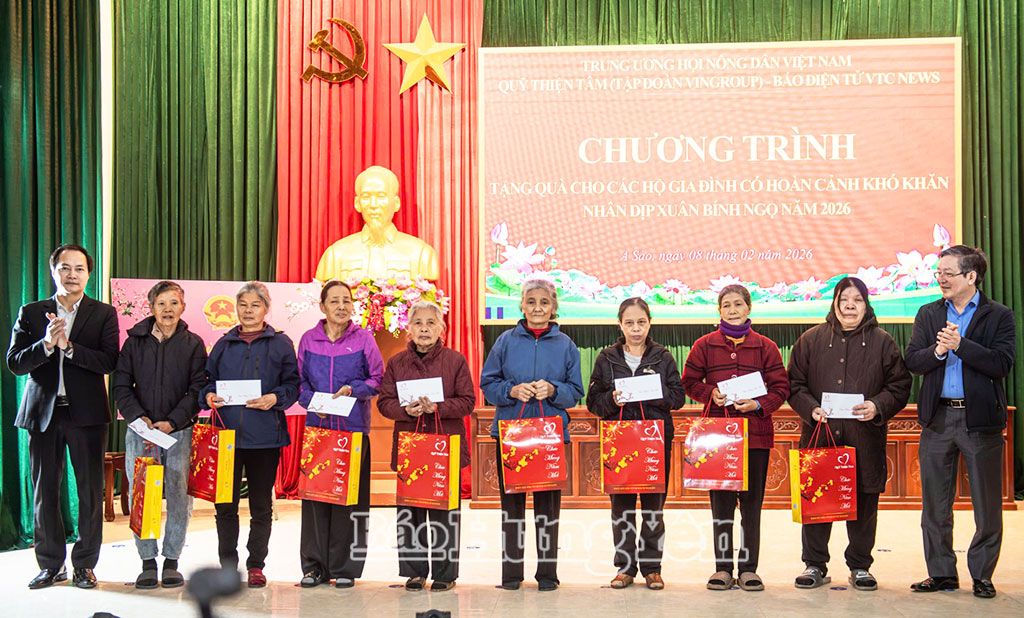 Trung ương Hội Nông dân Việt Nam phối hợp với Quỹ Thiện Tâm (Tập đoàn Vingroup) và Báo điện tử VTC News tổ chức chương trình trao tặng quà Tết cho các hộ  có hoàn cảnh khó khăn ở xã A Sào.