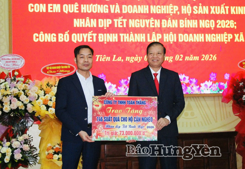 Công ty TNHH Toàn Thắng, xã Tiên La trao tặng 73 triệu đồng cho địa phương.