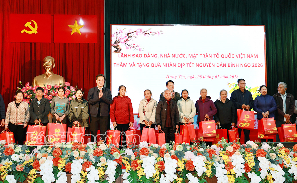 Đồng chí Bộ trưởng Bộ Công an Lương Tam Quang và đồng chí Bí thư Tỉnh ủy Nguyễn Hữu Nghĩa trao quà tặng các hộ nghèo, hộ cận nghèo, hộ có hoàn cảnh khó khăn xã Đoàn Đào.