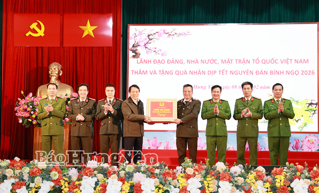 Đồng chí Bộ trưởng Bộ Công an Lương Tam Quang trao quà tặng cán bộ, chiến sĩ Công an tỉnh Hưng Yên.