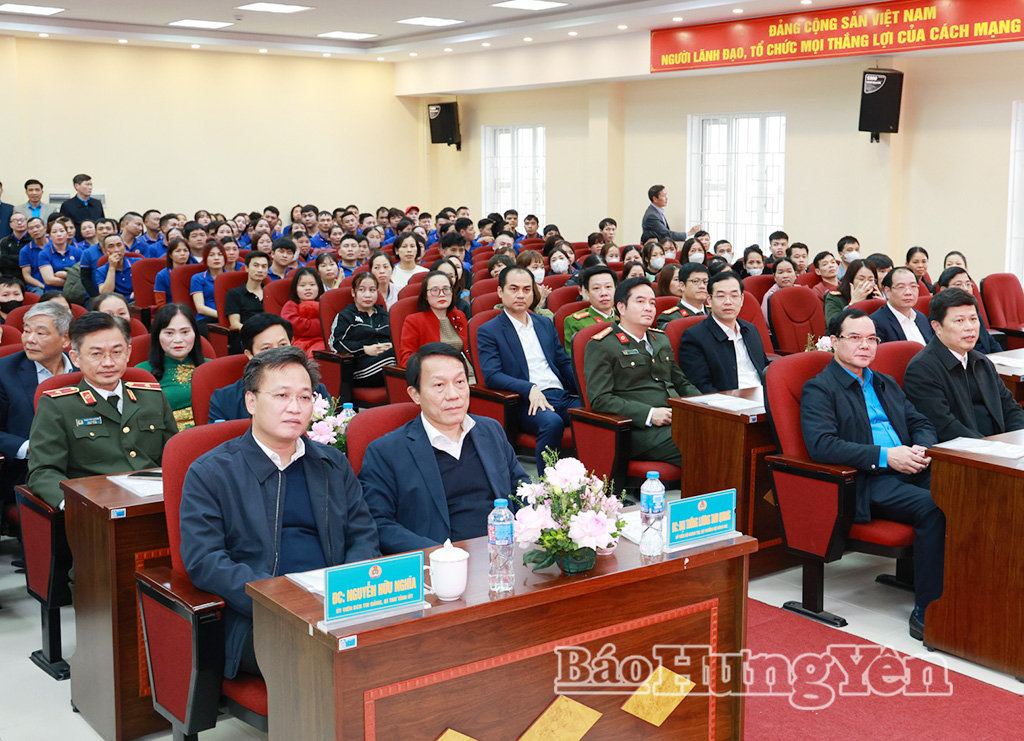 Đồng chí Bộ trưởng Bộ Công an Lương Tam Quang và các đại biểu dự chương trình tặng quà tại Tổng Công ty May Hưng Yên - Công ty cổ phần.