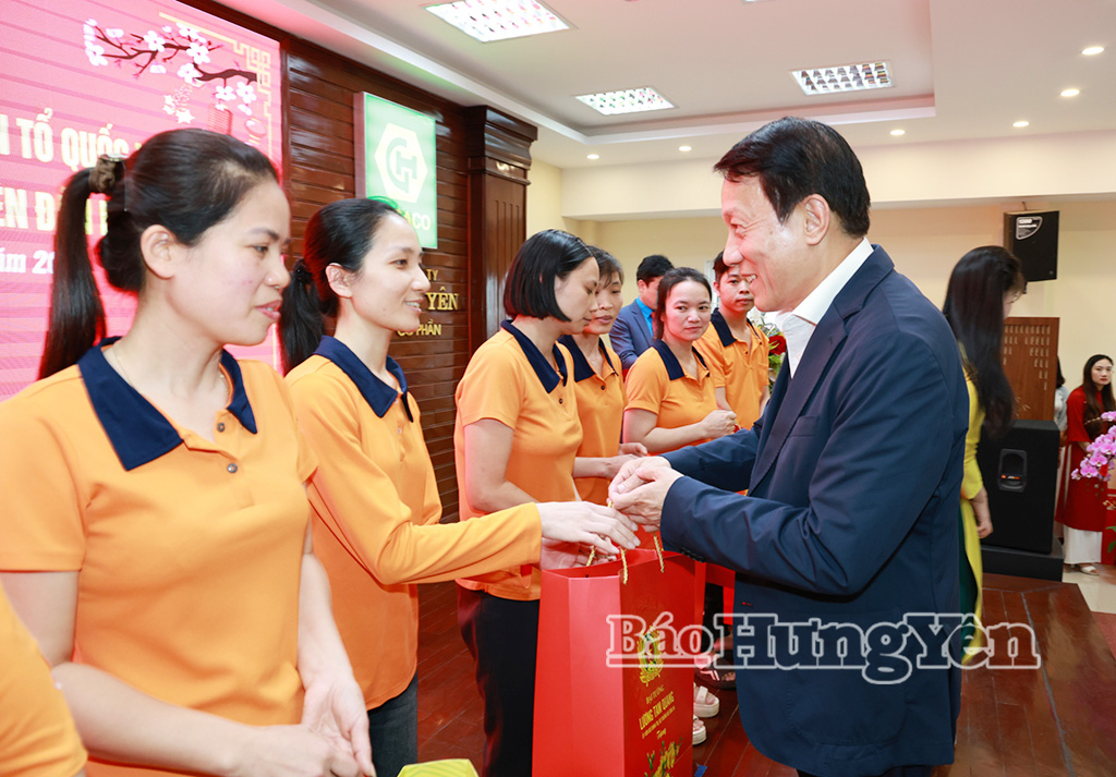 Đồng chí Bộ trưởng Bộ Công an Lương Tam Quang trao quà tặng công nhân lao động có hoàn cảnh khó khăn của Tổng Công ty May Hưng Yên - Công ty cổ phần.